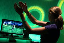 Una chica prueba una Xbox 360 equipada con el mando Kinect durante la feria de videojuegos Gamescom 2010 en Colonia (Alemania). | EFE/Oliver Berg