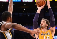 Pau Gasol lanza a canasta ante la defensa de Al Jefferson. | EFE