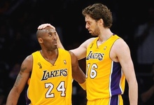 Kobe Bryant y Pau Gasol, en un partido de los Lakers. | Archivo