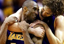 Pau Gasol abraza a Kobe Bryant. | Archivo