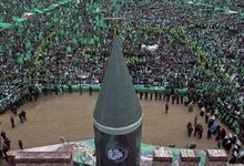 Una rplica de un cohete preside el acto de Hamas. | EFE