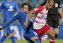 Francisco Alccer, del Getafe, lucha un baln con Mikel Rico, del Granada. | EFE