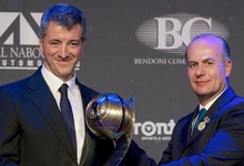 Miguel ngel Gil Marn recoge el galardn al Atltico de Madrid en los premios Globe Soccer.