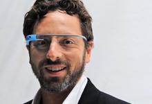 Sergey Brin posando con sus Google Glass. | EFE