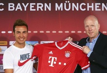 Mario G�tze, junto a Matthias Sammer en su presentaci�n con el Bayern. | EFE