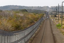La base de Guantnamo se encuentra aislada y rodeada por una valla. | Cordon Press