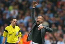 Pep Guardiola gesticula durante el partido de Champions ante el Manchester City. | Cordon Press