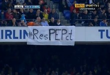 Pancarta de apoyo a Guardiola retirada en el Camp Nou. | EFE