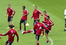 El tcnico del Bayern Pep Guardiola observa a sus jugadores. | EFE