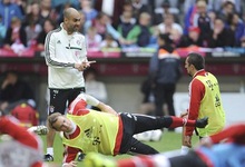 Guardiola da instrucciones a Ribry durante el entrenamiento del Bayern. | EFE