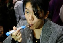 Una reportera japonesa probando el tenedor inteligente Hapifork. | Cordon Press