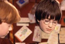 Harry Potter vistiendo (de cuello para abajo) la capa de invisibilidad en la primera pelcula de la saga