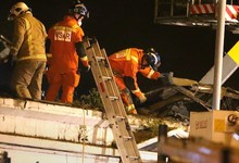 Un equipo de bomberos trata de rescatar a los tres ocupantes del helicptero que se ha estrellado en Glasgow | Cordon Press
