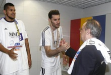 Florentino Prez (d) saluda a Rudy Fernndez (c) en presencia de Hettsheimer. | Foto: Sportyou.com