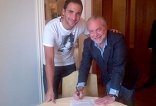 Gonzalo Higuan, en la firma del contrato junto al presidente del Npoles, Aurelio De Laurentiis. | Foto: Twitter