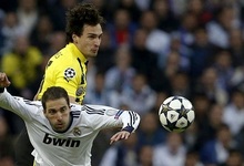 Higuan pelea por un baln con Hummels durante el partido ante el Borussia. | EFE