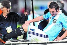 Higua�n se retira lesionado durante el choque ante Chile. | EFE
