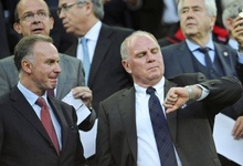 Uli Hoeness (d), en el palco del Camp Nou junto a Karl-Heinz Rummenigge. | Cordon Press/Archivo