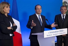 Franois Hollande durante su visita a la compaa de energa verde Ennesys en Nanterre, Francia | EFE