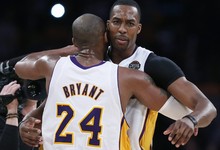 Kobe Bryant y Dwight Howard durante un partido de los Lakers | Cordon Press