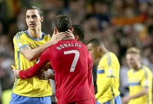 Ibrahimovic (i) se saluda con Cristiano Ronaldo tras el partido en Da Luz. | EFE