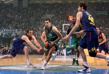 Diamantidis (c) es marcado por Joe Ingles (i) y Ante Tomic. | EFE