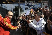 Andrs Iniesta firma autgrafos a su llegada a Albacete. | EFE