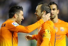 Iniesta celebra con Villa y Montoya su gol al Alavs. | Cordon Press