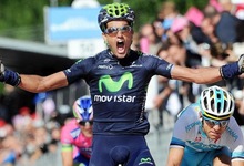 Beat Intxausti celebra su triunfo en la meta de Ivrea. | EFE