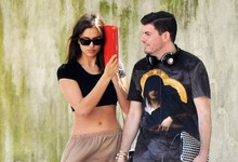 Shayk se tapa con su iPad ante un desconocido | Cordon Press