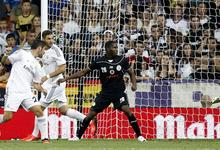 Isco marca de cabeza en el homenaje a Ra�l | Efe
