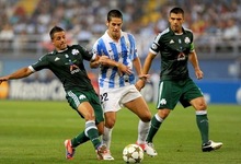 Isco (c) protege el baln ante dos jugadores del Panathinaikos en el partido de ida. | EFE/Archivo 