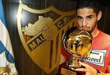 Isco luce el trofeo Golden Boy. | Mlagafc.com
