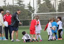 Isidoro San Jos anima a un grupo de nios en la escuela de ftbol que lleva su nombre. | Foto: inBusiness Sport