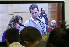  Los periodistas siguen desde un monitor la declaracin como testigo del ciclista alemn Jrg Jaksche en el juicio de la Operacin Puerto. | EFE