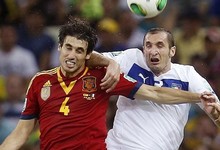 avi Martnez salta a por un baln con Giorgio Cheillini. | EFE