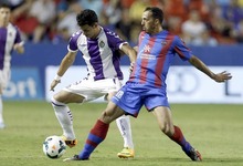 Javi Guerra (i) controla el baln ante Sergio Pinto. | EFE