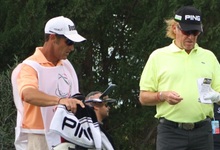 Miguel �ngel Jim�nez junto a su caddie. | Foto: A. Marfil