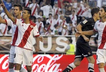 Jonathan Viera celebra el tanto del triunfo del Rayo Vallecano. | EFE