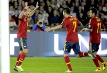Jordi Alba (i) celebra su gol junto a Villa y Pedro (d). | EFE