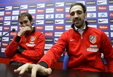 Juanfran Torres (d), en rueda de prensa junto a Diego God�n. | EFE
