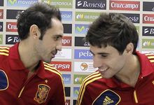 Juanfran y Javi Martnez, en rueda de prensa con la seleccin espaola. | EFE