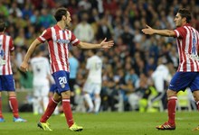 Juanfran se felicita con Koke durante el choque ante el Real Madrid.| Cordon Press