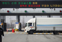 Un oficial surcoreano, en el paso fronterizo de Paju. | Cordon Press 