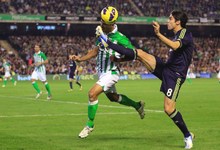 Kak� controla el bal�n ante �ngel. | Cordon Press