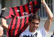 Kak ya posa con la camiseta del Milan. | Foto: Twiter