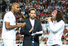 Freddy Kanout y El Arrebato, sobre el csped del Snchez Pizjun. | Foto: Facebook