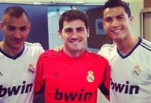 Benzema, Casillas y Ronaldo, en una imagen subida por el meta a su Facebook.