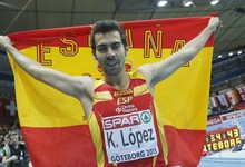 Kevin Lpez celebra la plata con la bandera de Espaa. | EFE