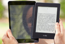 El nuevo Kindle Paperwhite junto a un iPad bajo la luz del sol. | Amazon